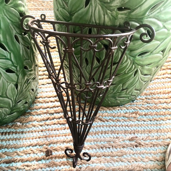 NWT Large Ornate Metal Cone Shape Bronze Garden Flower Wall Architectural Urn - Picture 3 of 9